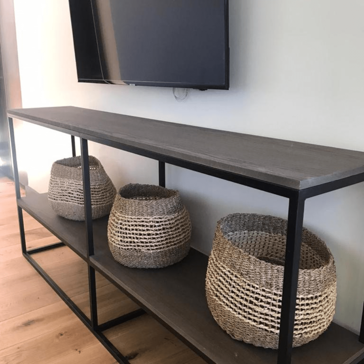 Arrimo Ruby Doble en madera lenga y fierro negro, diseño moderno hecho a mano en GreenWoods Chile